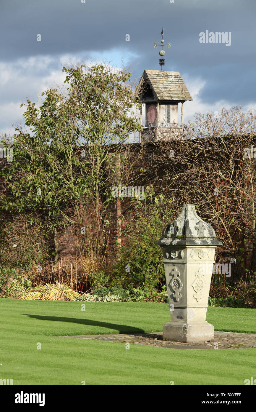 Arley Hall & Gärten, England. Herbstlicher Blick auf Arley Hall Walled Garden mit dem Uhrturm im Hintergrund. Stockfoto