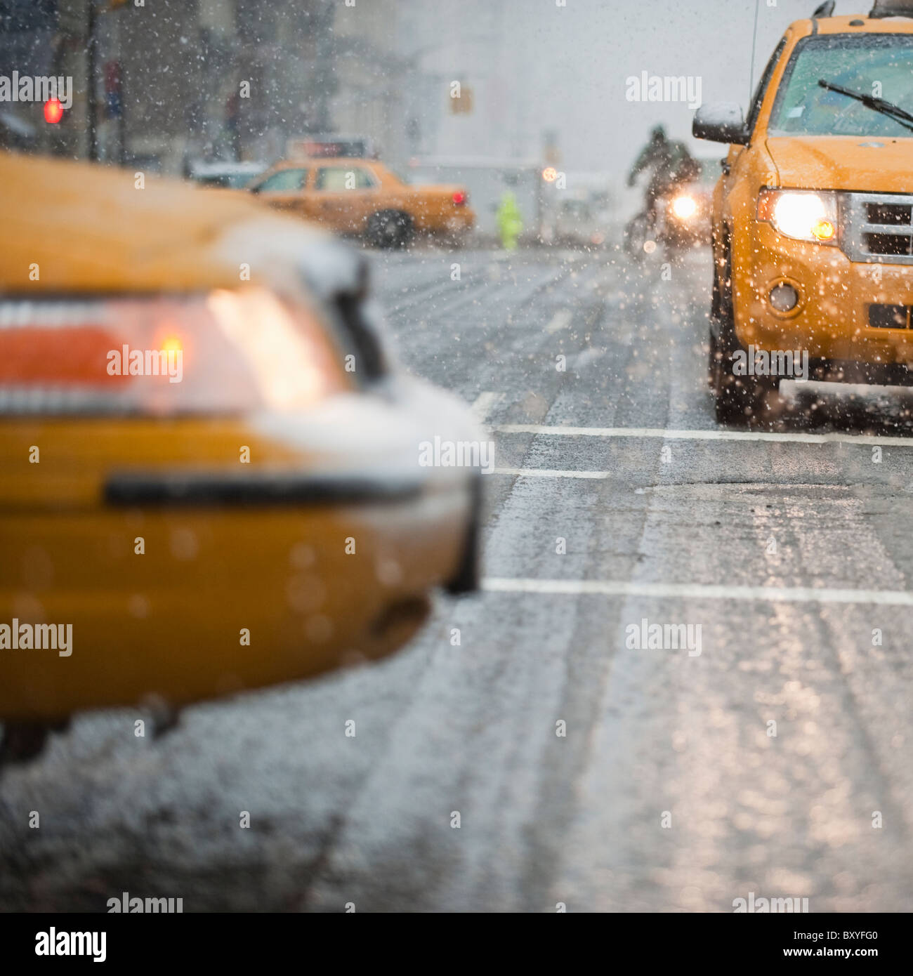 Nahaufnahme des gelben Taxi auf der Straße im Schnee Stockfoto