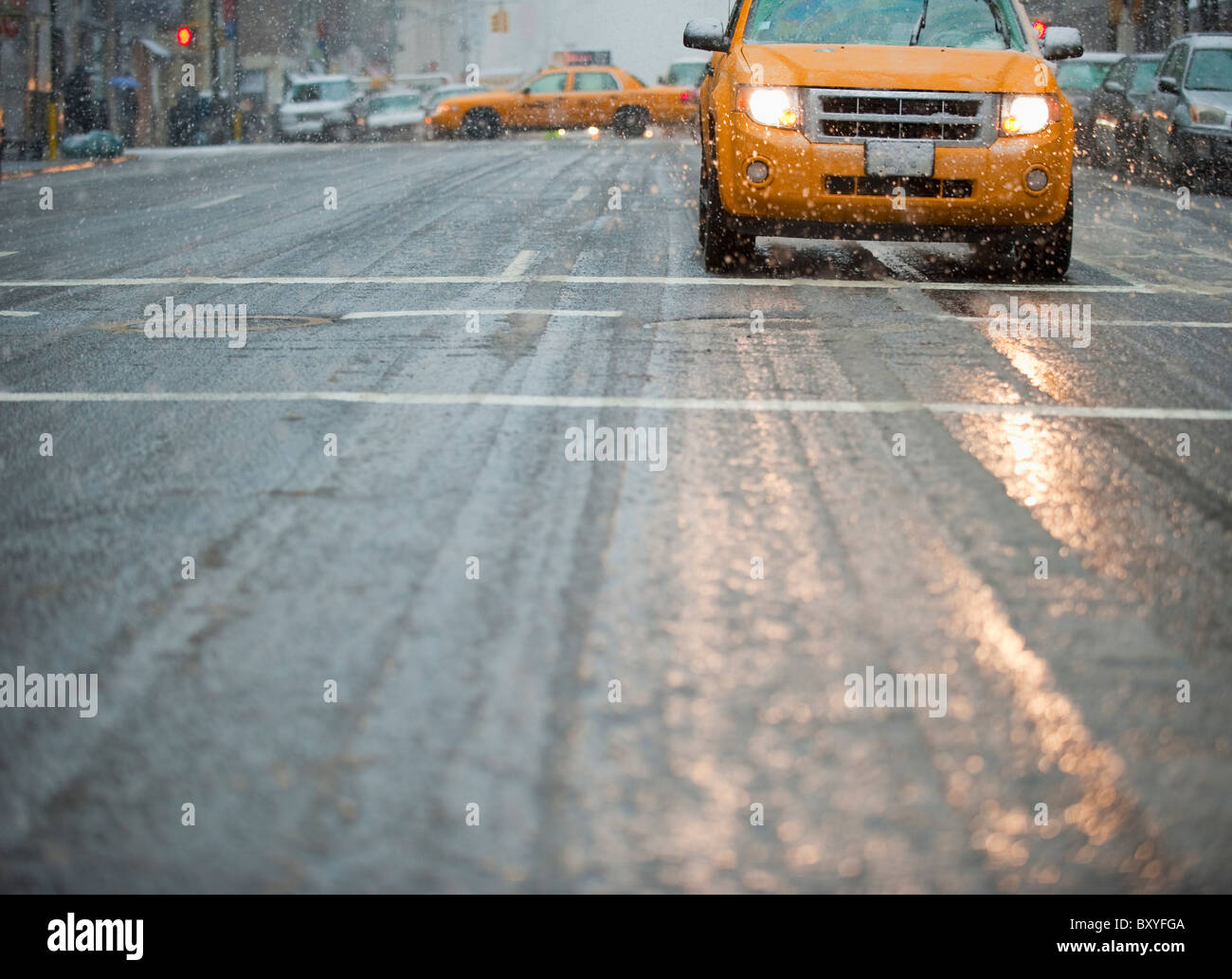 Gelbes Taxi auf der Straße im Schnee Stockfoto