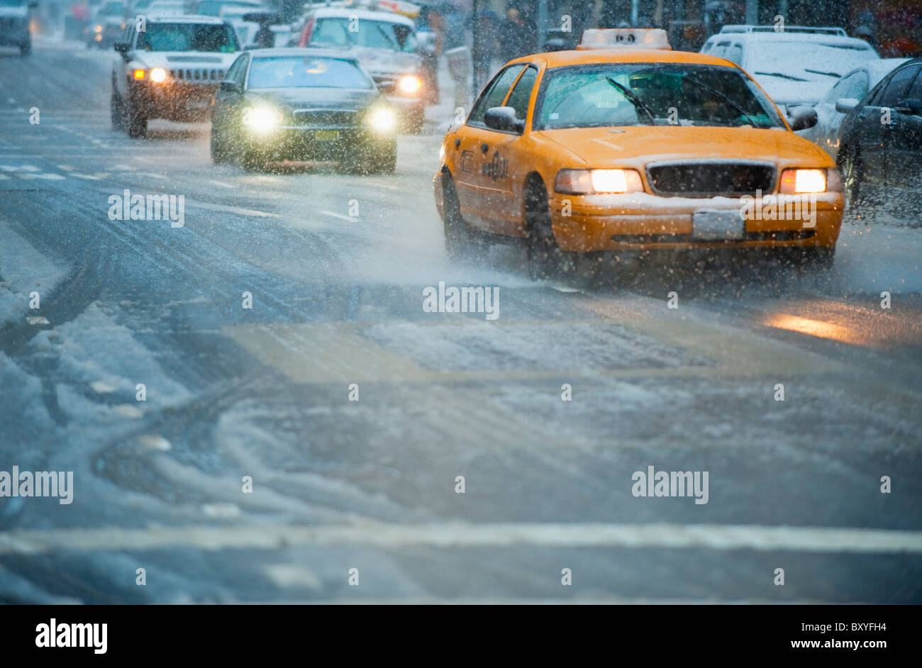 Verkehr auf der Straße im Schnee Stockfoto