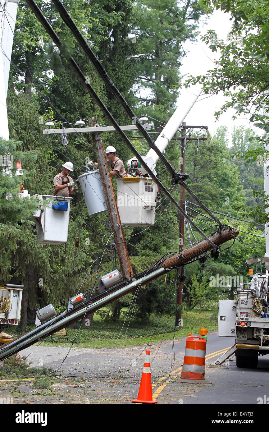 Power Line Techs bewerten beschädigte elektrische Pole wegen schlechtem Wetter in der Region von Albemarle County Virginia in Charlottesville. Stockfoto