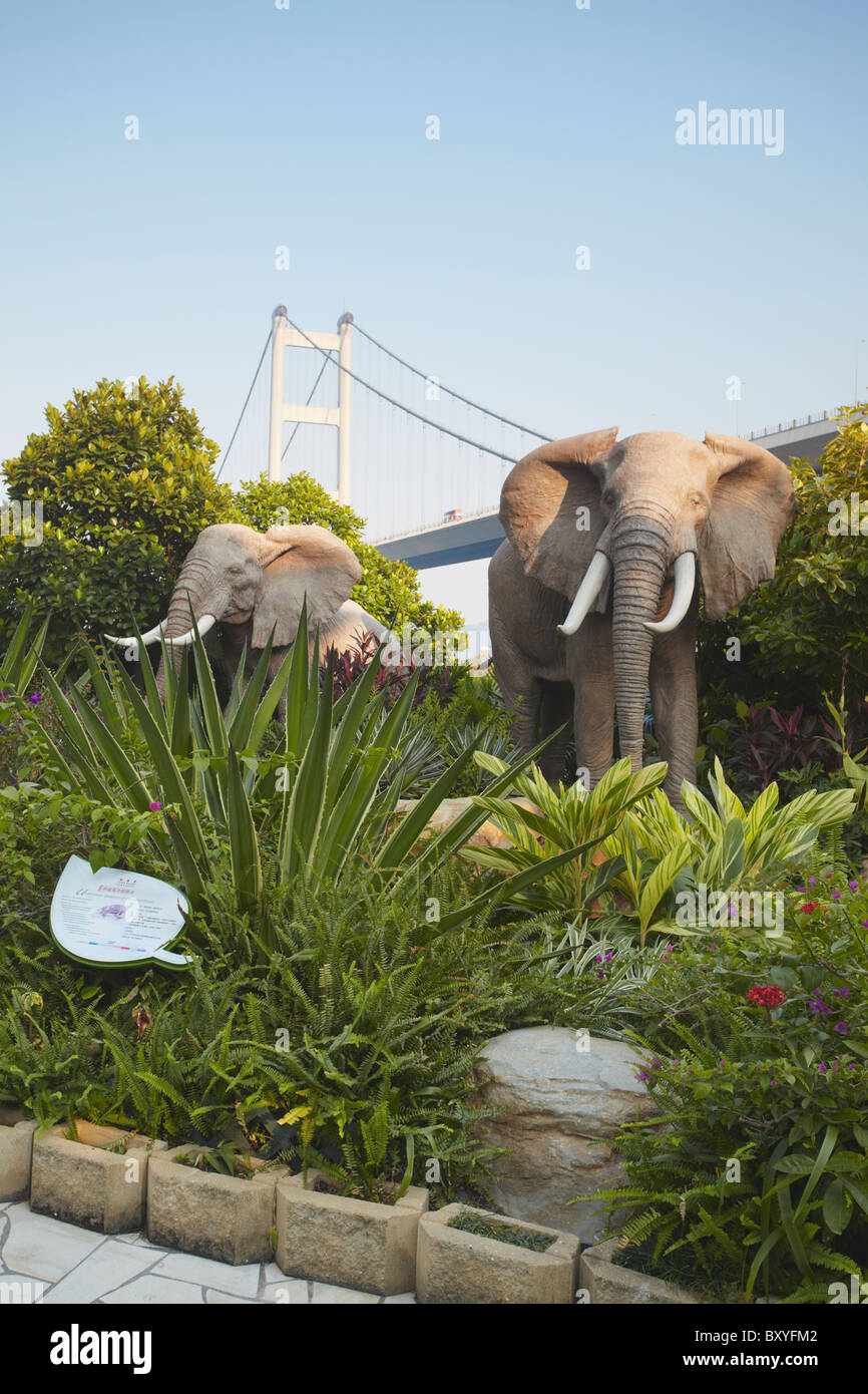 Tierskulpturen in Noahs Arche mit Tsing Ma Bridge im Hintergrund, Ma Wan, Hong Kong, China Stockfoto