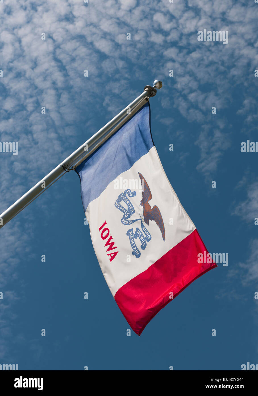 Iowa State Flag gegen Himmel Stockfoto