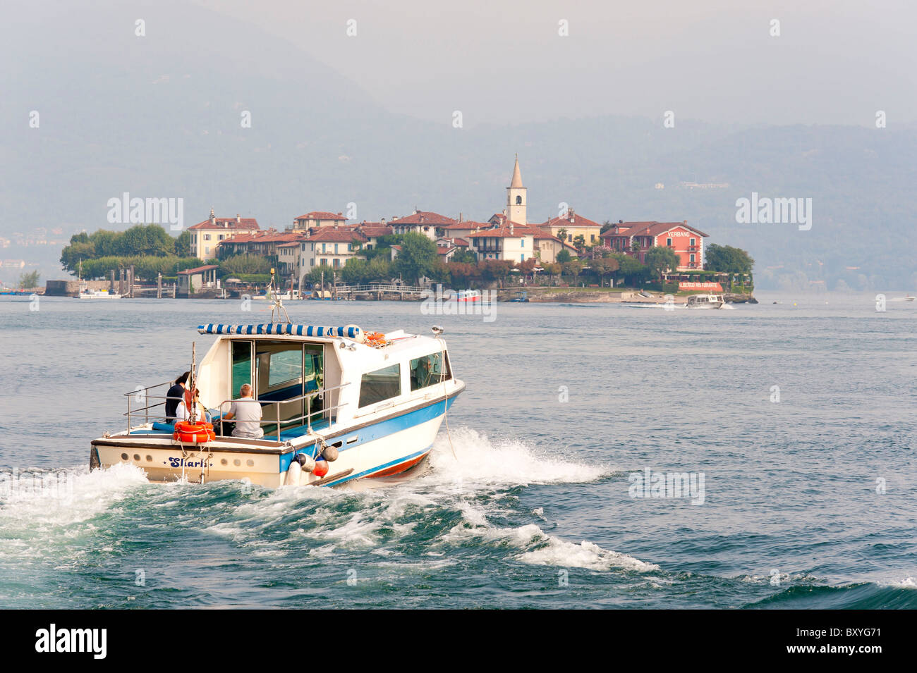 Motorboot-Überschrift nach Isola dei Pescatori Lago Maggiore Italien Stockfoto