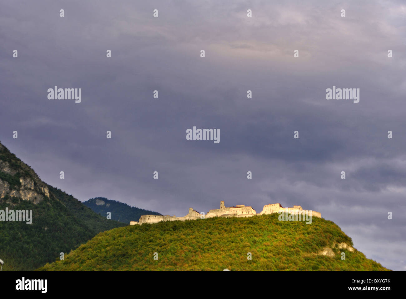 mittelalterliche Burg in den Hügeln von Trentino Italienisch Königinnen selbst inmitten dichter Vegetation und Wälder von Lärche und Kiefer Stockfoto