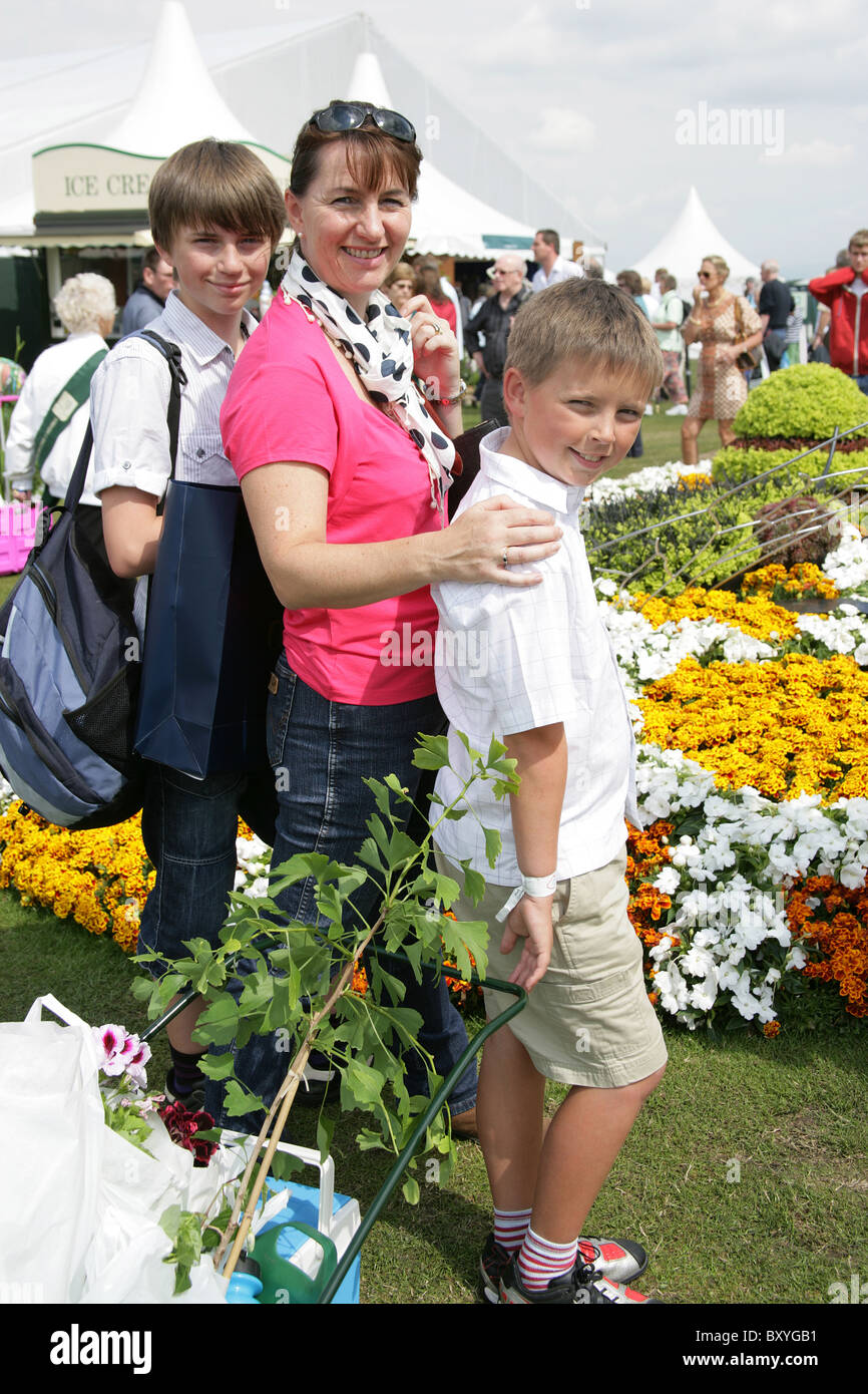 RHS Tatton, Cheshire. Familie während der Pflanze-Wahnsinn-Veranstaltung am Ende der Royal Horticultural Society Tatton Pflanzen zu kaufen. Stockfoto