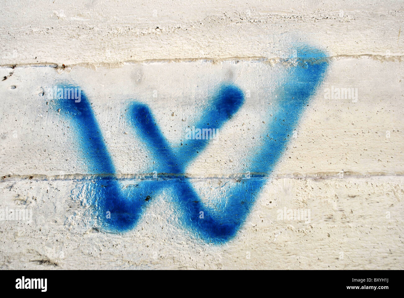 Graffitis an der Betonwand, schriftliche W Stockfoto