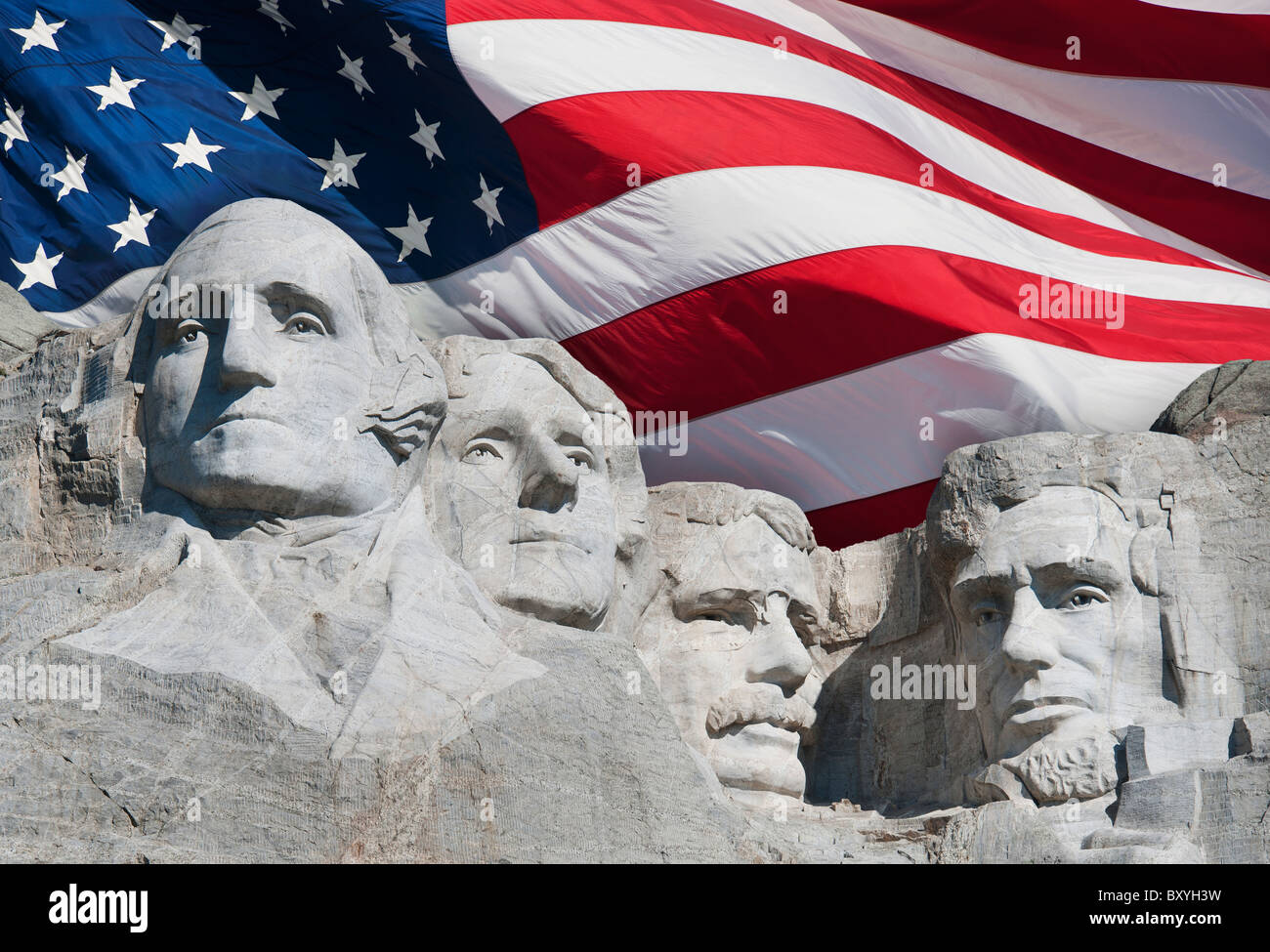 Mount Rushmore National Memorial und amerikanische Flagge Stockfoto
