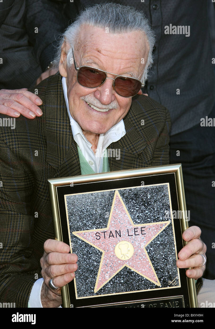 STAN LEE STAN LEE geehrt mit einem Stern auf dem HOLLYWOOD WALK OF FAME HOLLYWOOD LOS ANGELES Kalifornien USA 4. Januar 2011 Stockfoto