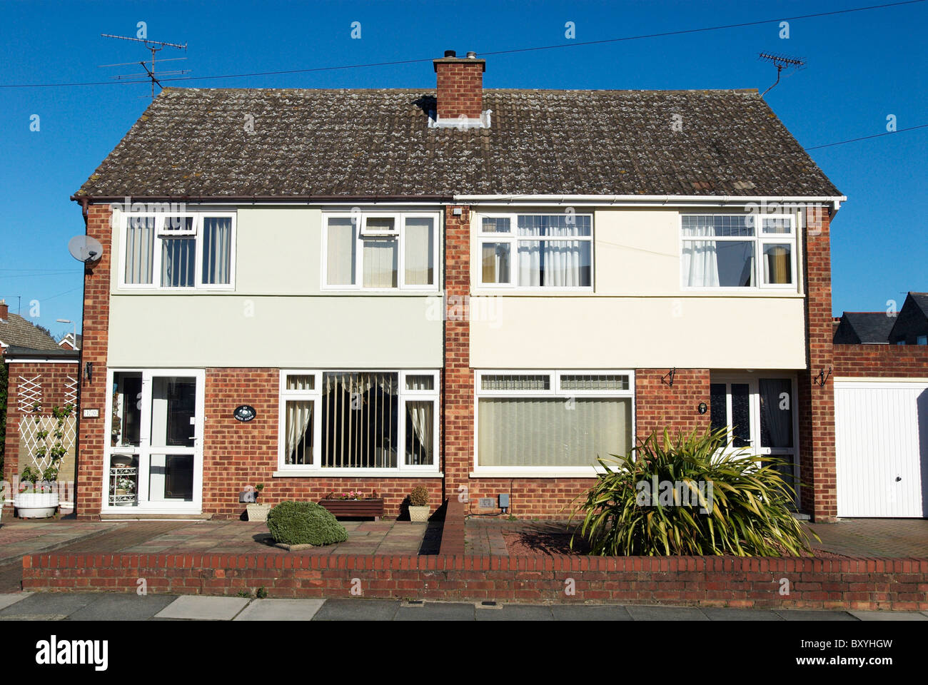 Semi detached house. Detached house semi detached house. Detached house в великобритании. Detached semi detached houses. Semi-detached house в англии.