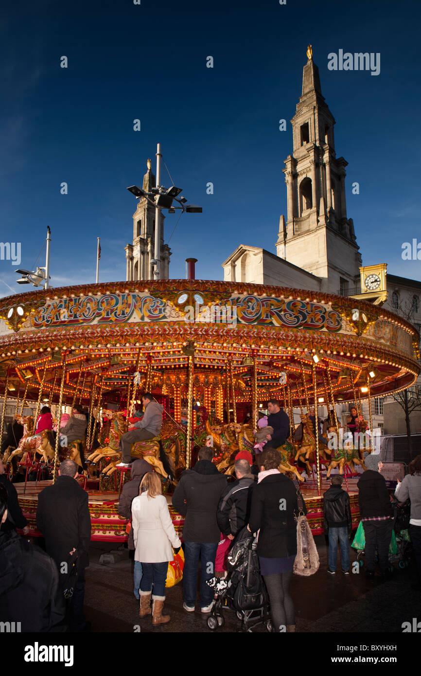 Großbritannien, England, Yorkshire, Leeds, Jahrtausends Square, Christkindelmarkt, Jalopy Pferden frohe unterschritten werden rund um die Stadthalle Stockfoto