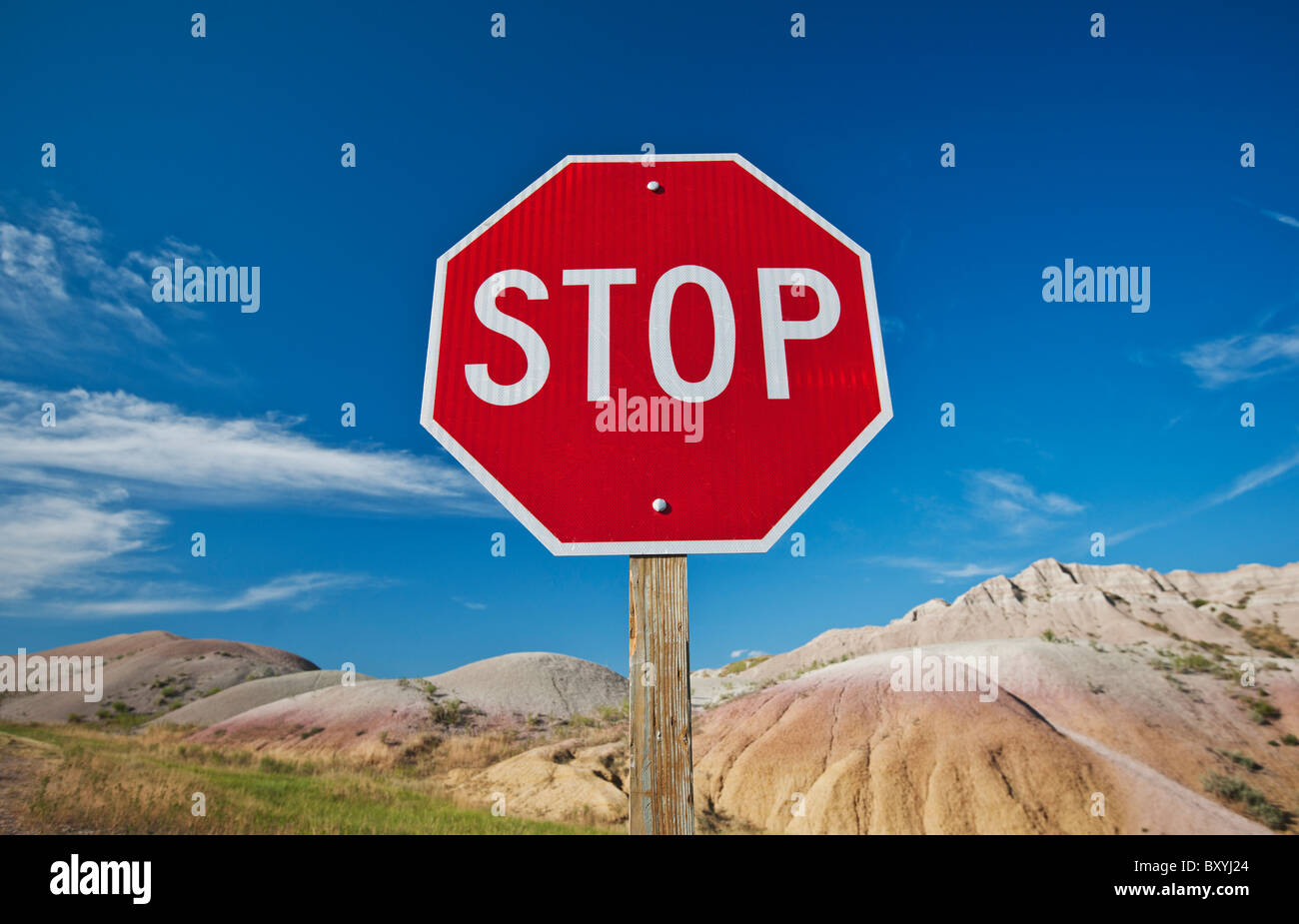 Stop-Schild in Berglandschaft Stockfoto