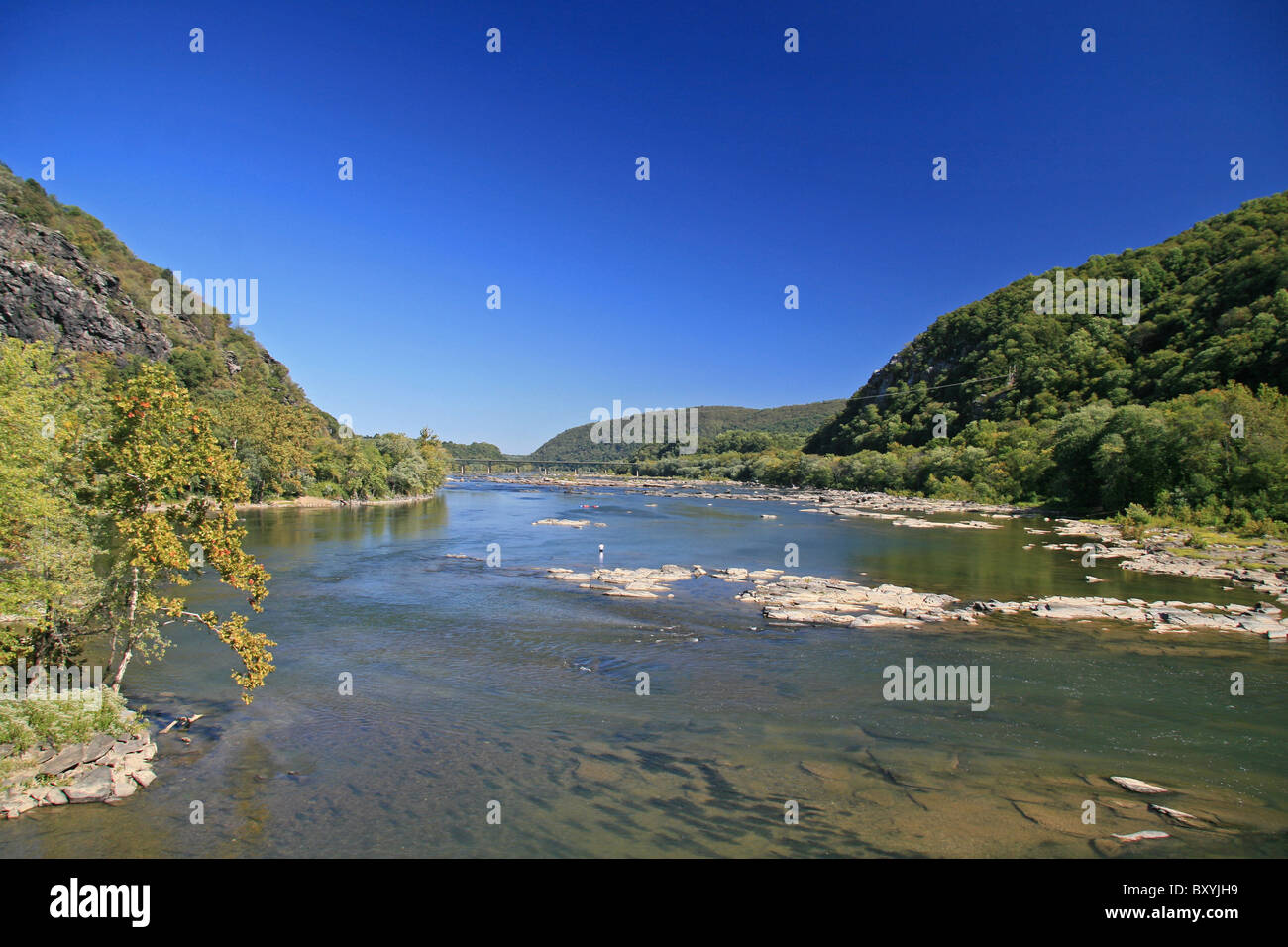 Ansicht Nord-West entlang des Potomac in der Nähe der Potomac Railroad Bridge bei Harpers Ferry, West Virginia, USA. Stockfoto
