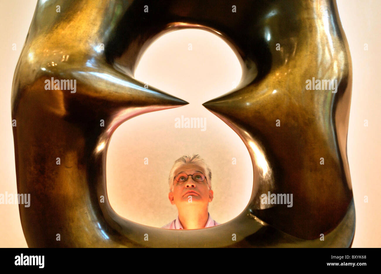 David Mitchinson, Leiter der Sammlungen der Henry Moore Foundation, untersucht "Working Model für Oval mit Punkten" von 1968 Stockfoto