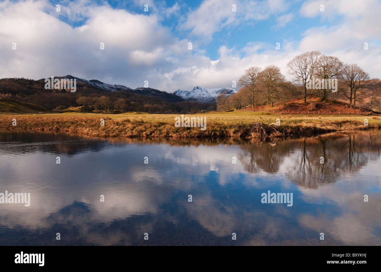 Winter-Reflexionen über den Fluß Brathay in Elterwater im Lake District Stockfoto