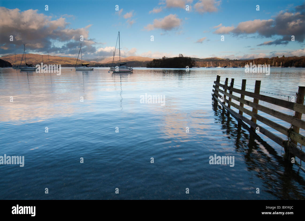 Abendlicht auf einem ruhigen Lake Windermere im Lake District, Cumbria, England Stockfoto