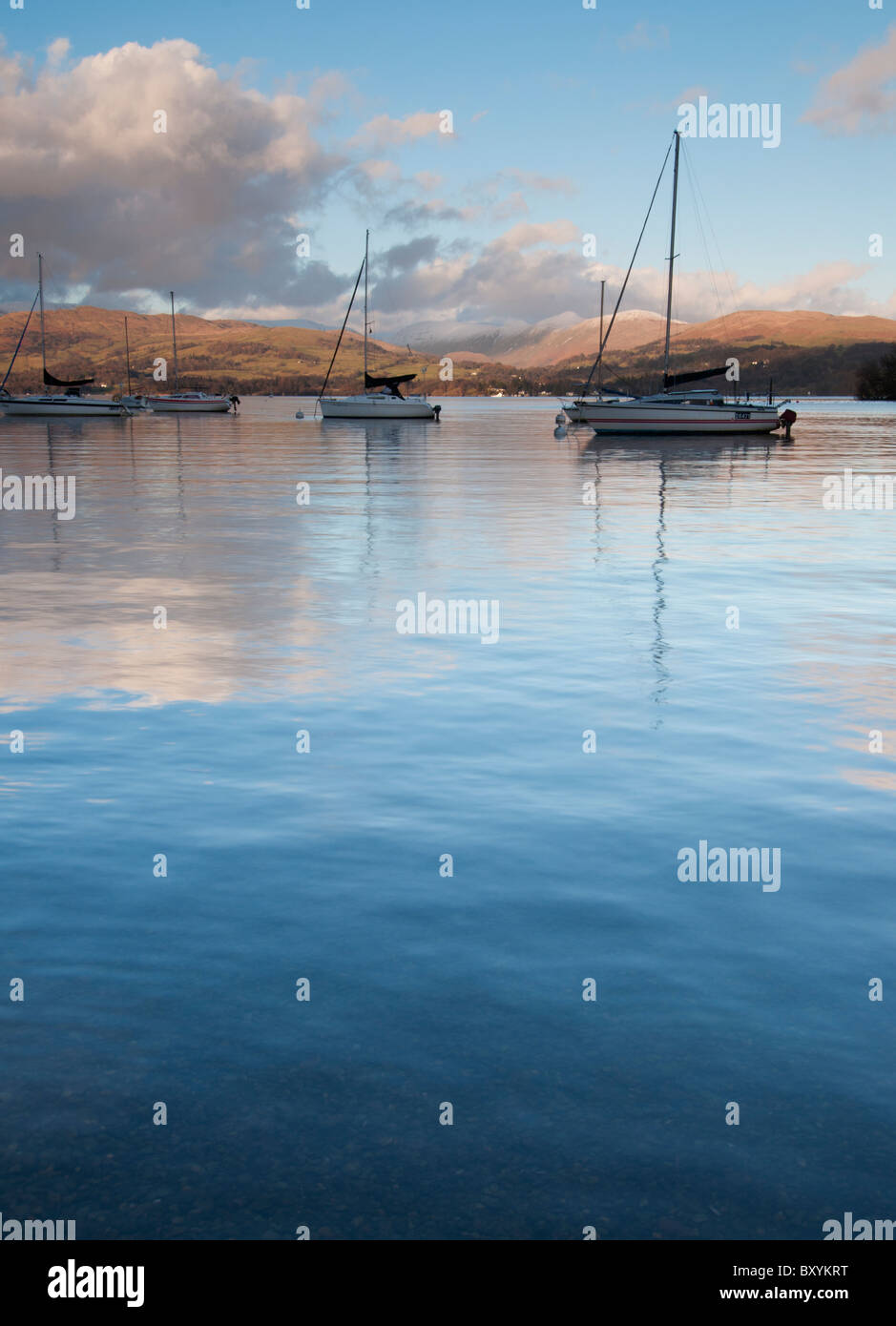 Abendlicht auf einem ruhigen Lake Windermere im Lake District, Cumbria, England Stockfoto