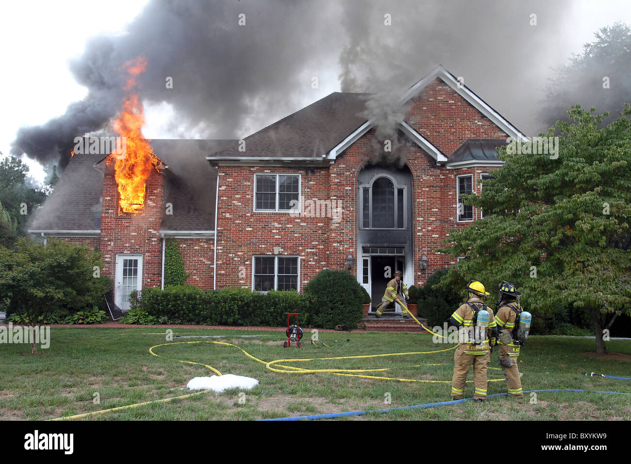 Feuerwehr löschte eine Flamme ein 2-stöckiges Haus. Stockfoto