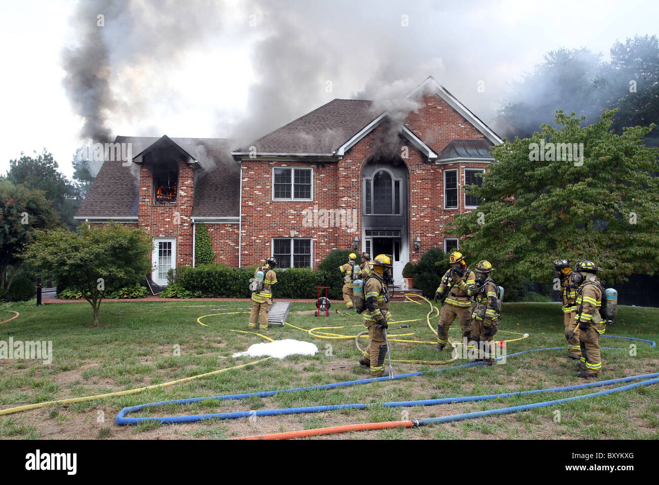 Feuerwehr löschte eine Flamme ein 2-stöckiges Haus. Stockfoto