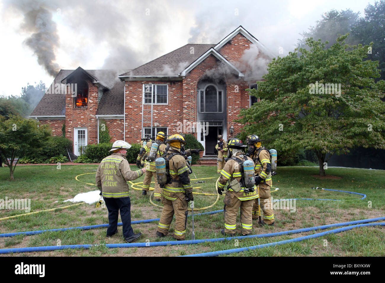 Feuerwehr löschte eine Flamme ein 2-stöckiges Haus. Stockfoto