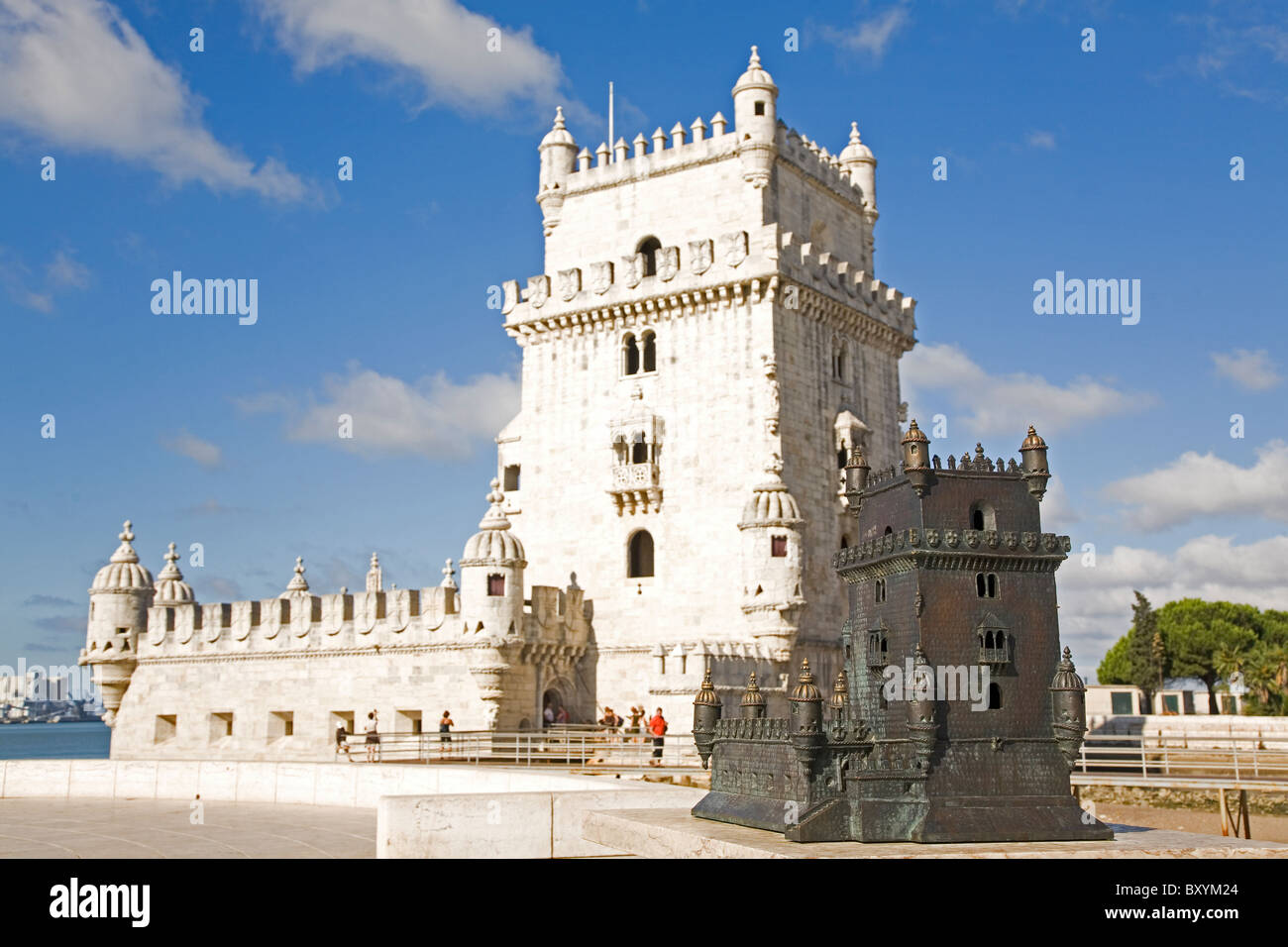 Ein Modell der Turm von Belem (Torre de Belem) steht vor dem Original in Lissabon, Portugal. Stockfoto