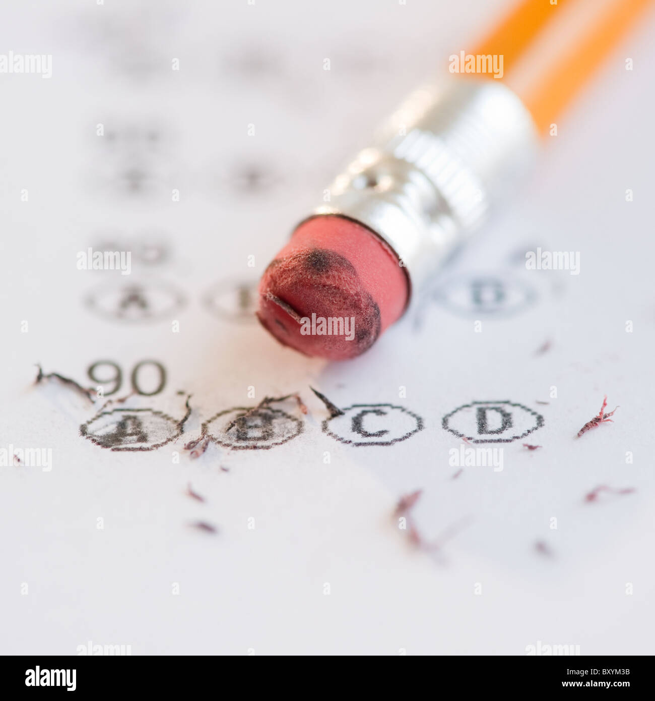 Bleistift mit Radiergummi auf Schule-Prüfblatt Stockfoto