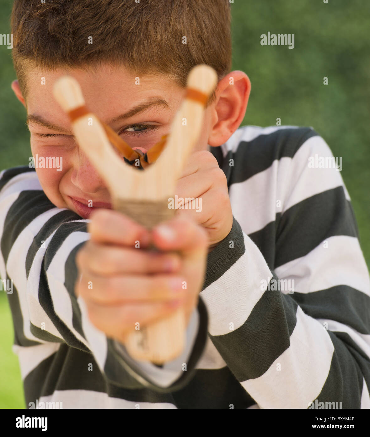 Junge mit Schleuder Stockfoto