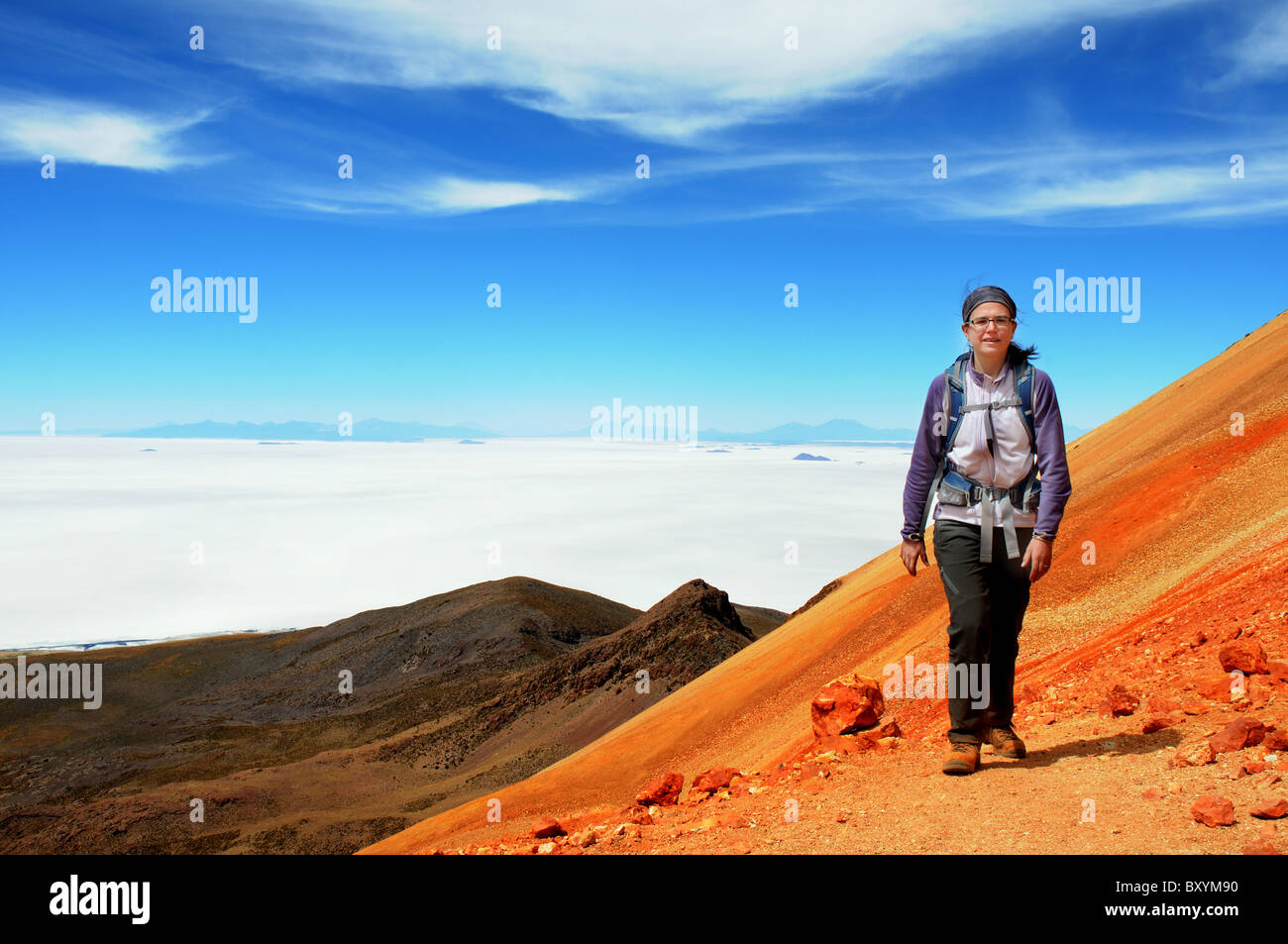 Ein Wanderer kurz vor dem Gipfel des Vulkans 5100m Tunupa in der Salar de Uyuni in Bolivien Stockfoto