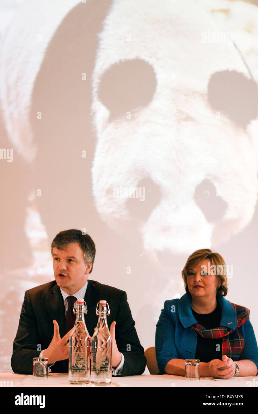 Schottland - 10. Januar 2011. Staatssekretär für Schottland, Michael Moore und Kulturminister Fiona Hyslop Stockfoto