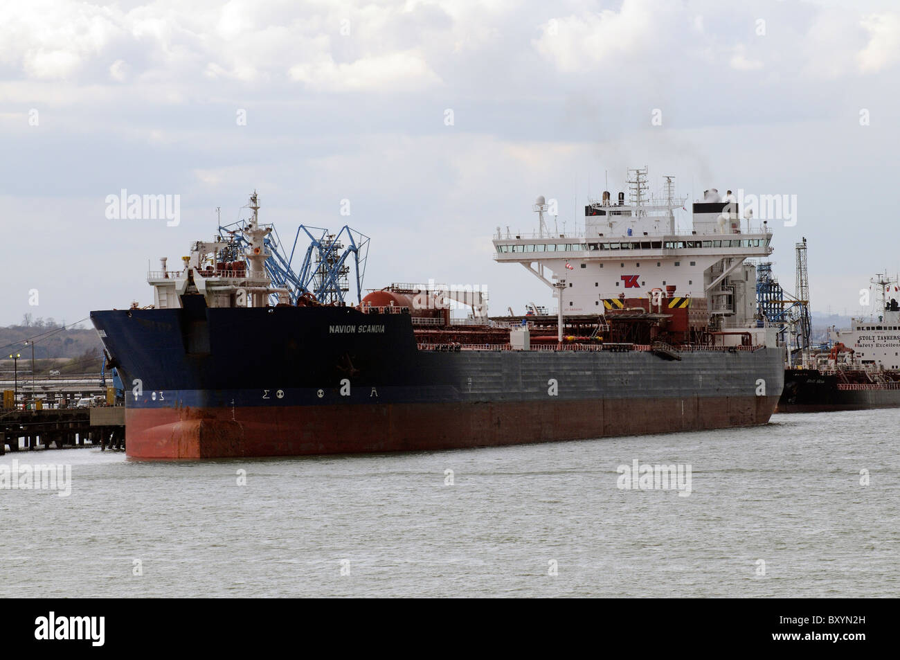 Die Navion Scandia ein Öl tragen Tanker neben einer Anlegestelle in Fawley Raffinerie an Southampton Water England Stockfoto