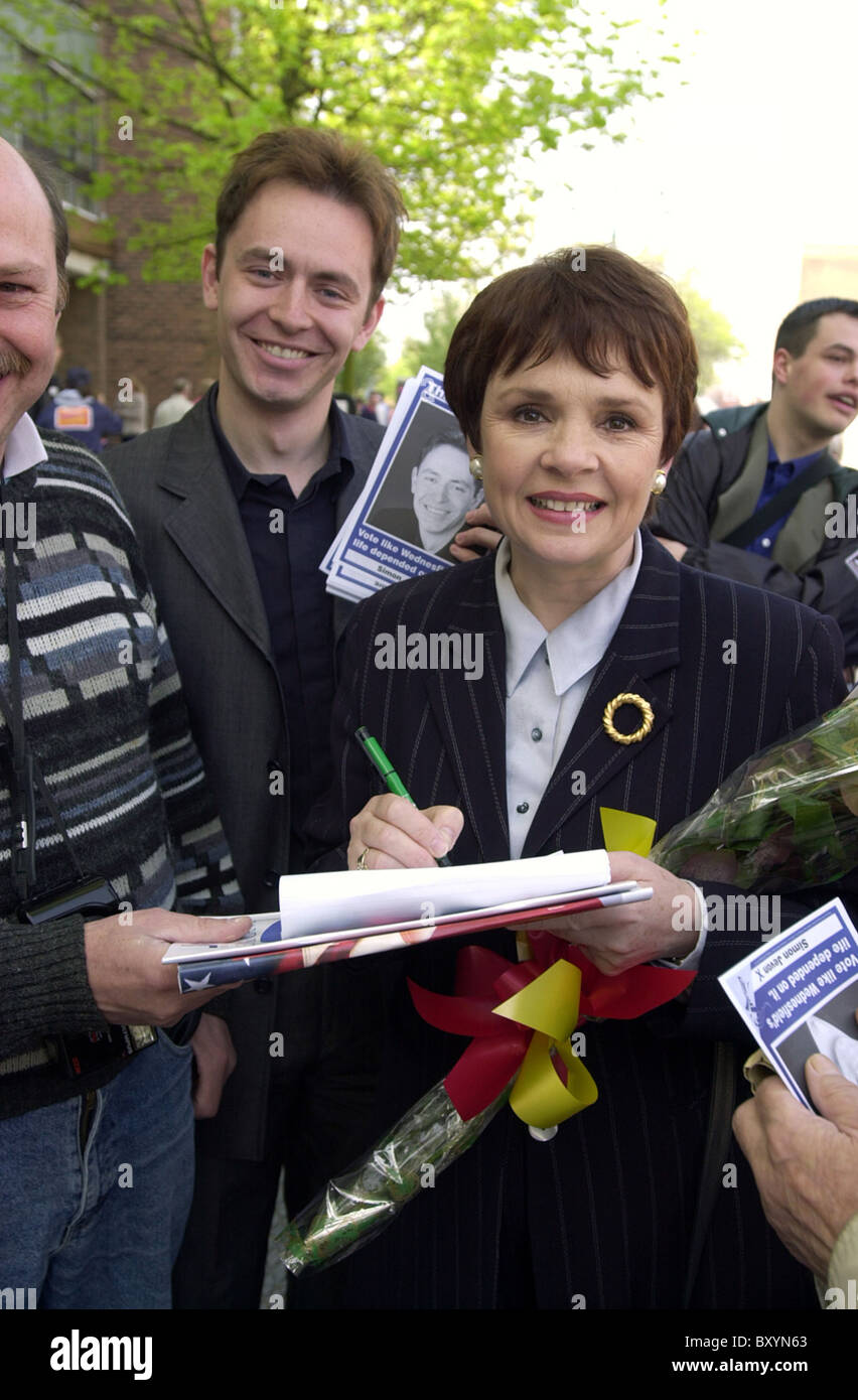 Die Sängerin Dana Kundenwerbung für die Conservative Party im Jahr 2000 mit Kandidat Simon Jevon hinter ihr. Stockfoto