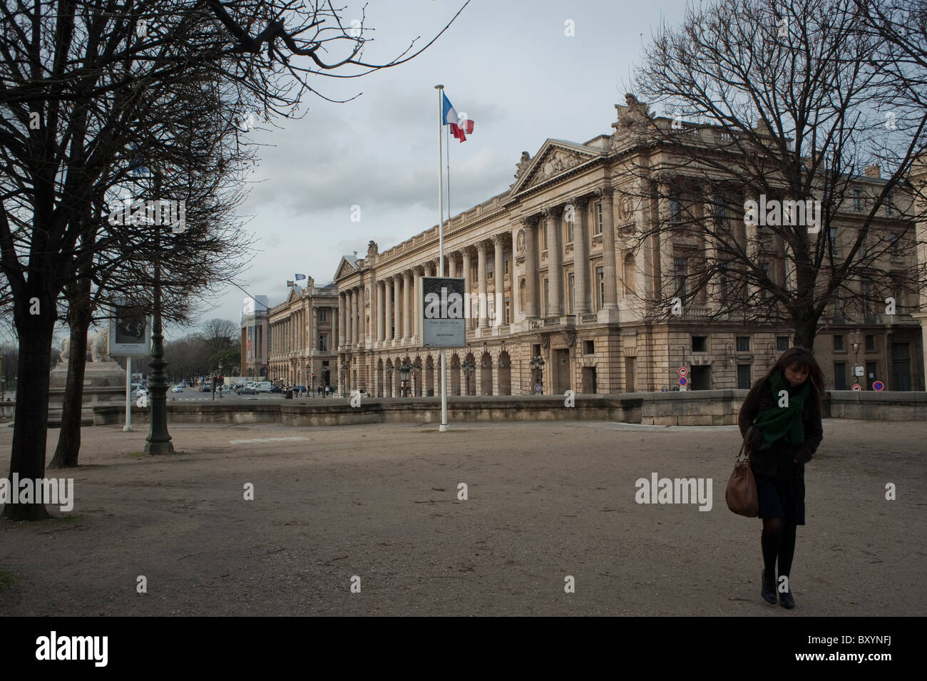 Paris, Frankreich, französische historische Denkmäler, Place de la Concorde, Frau Walking, französisches Marinemuseum, Parks, historische Pariser Straße Stockfoto