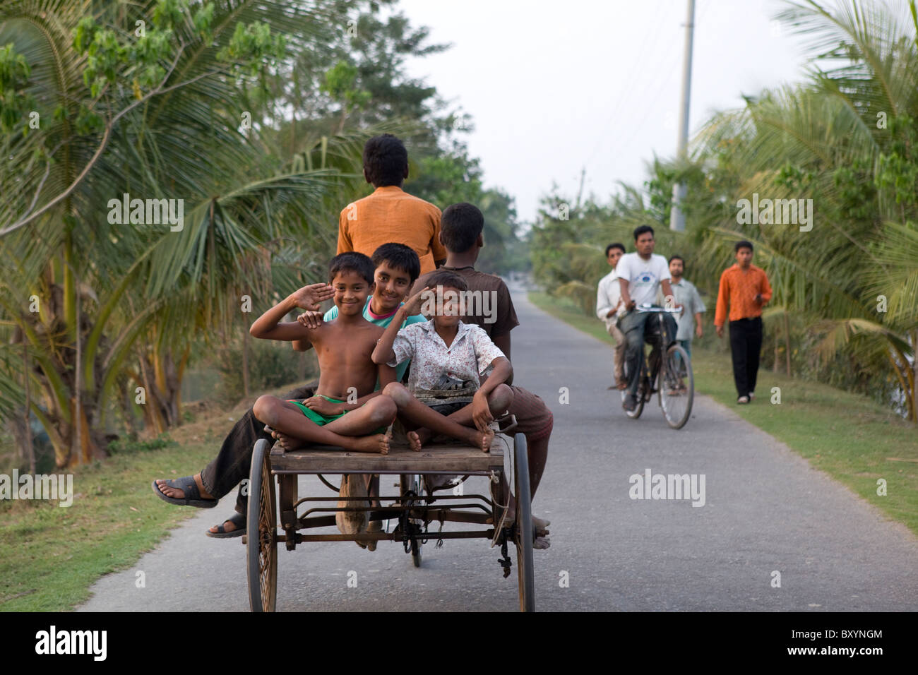 Kinder, die eine Fahrt auf einer Fahrradrikscha Stockfoto