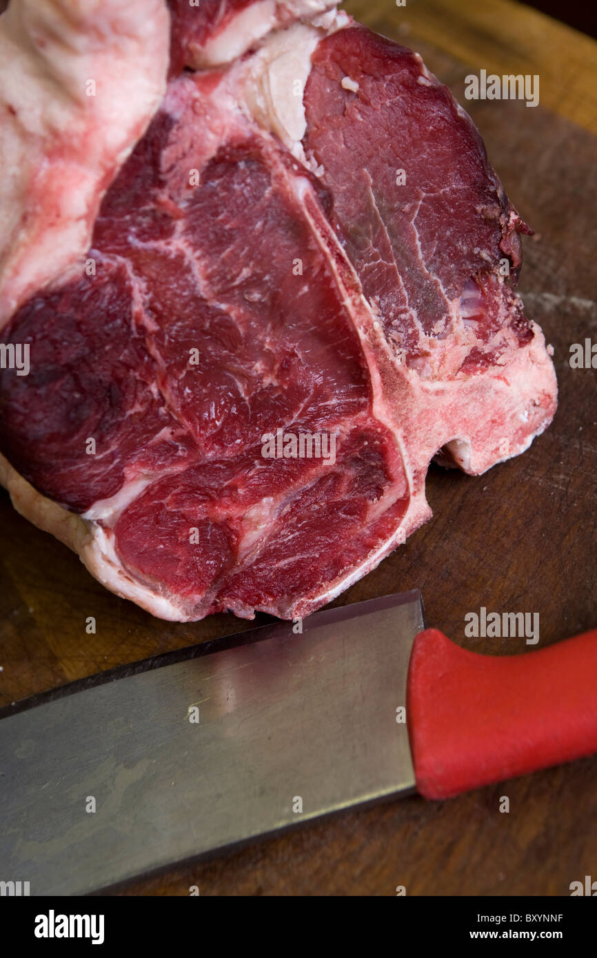 Ein T-Bone Steak auf einem Metzger Block gemeinsame Stockfoto