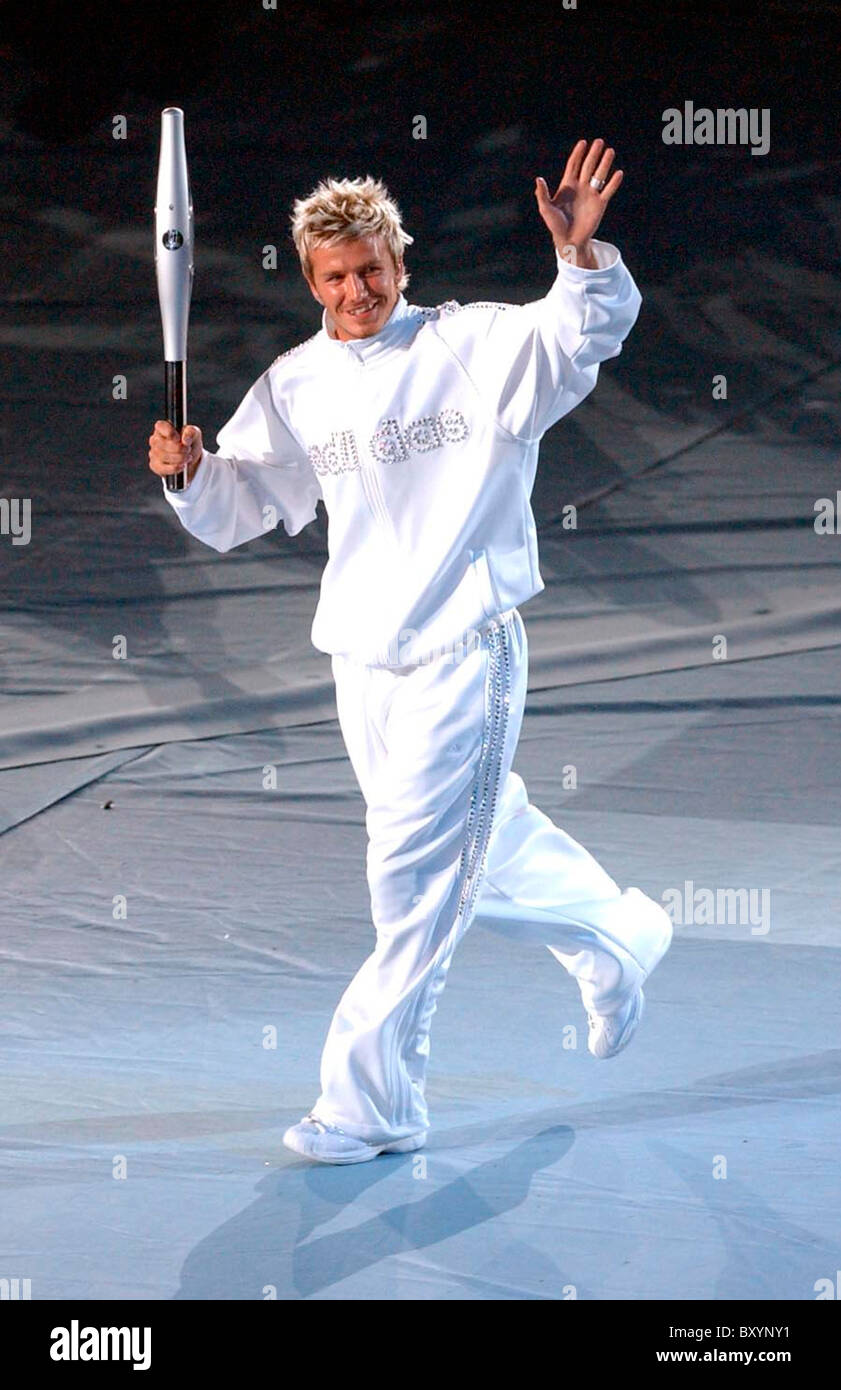 David Beckham trägt die Commonwealth-Fackel bei der Eröffnung der Commonwealth Games in Manchester 2002 Stockfoto