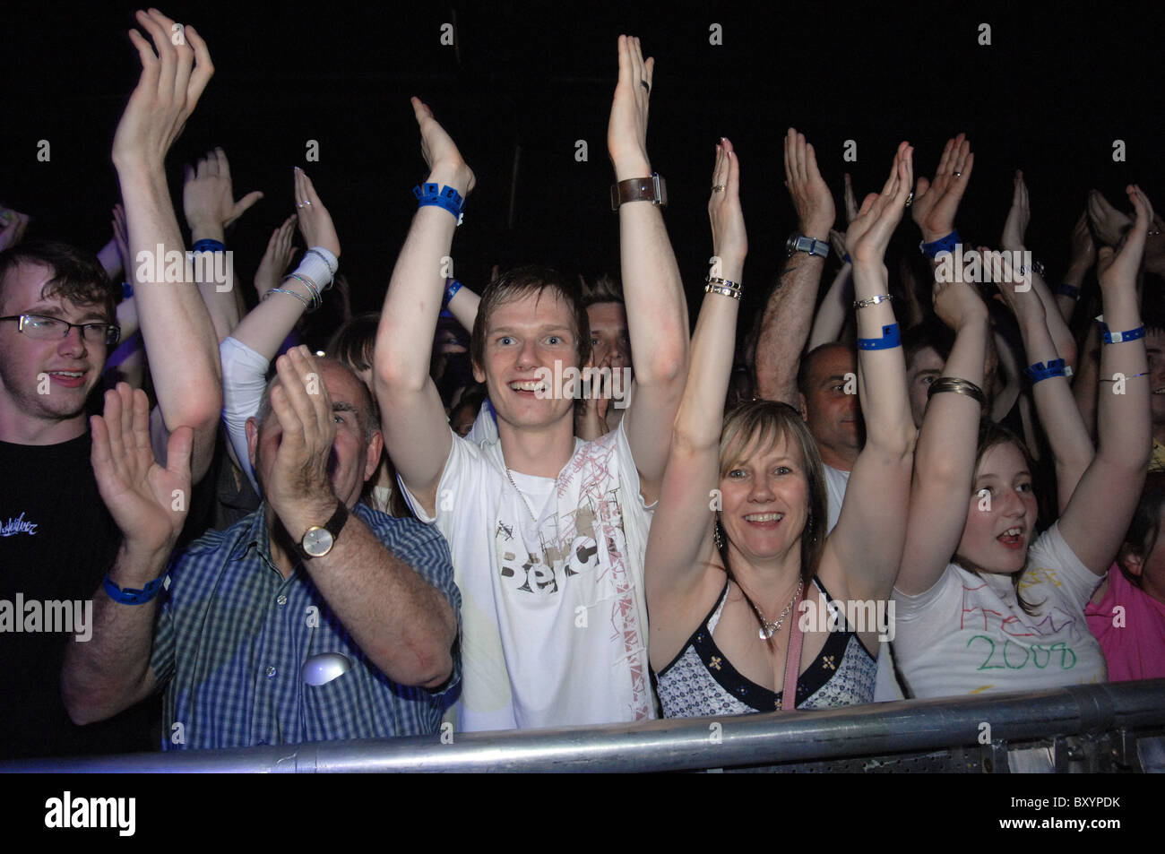 Massen von Fans bei einem christlichen Rock-Festival Stockfoto