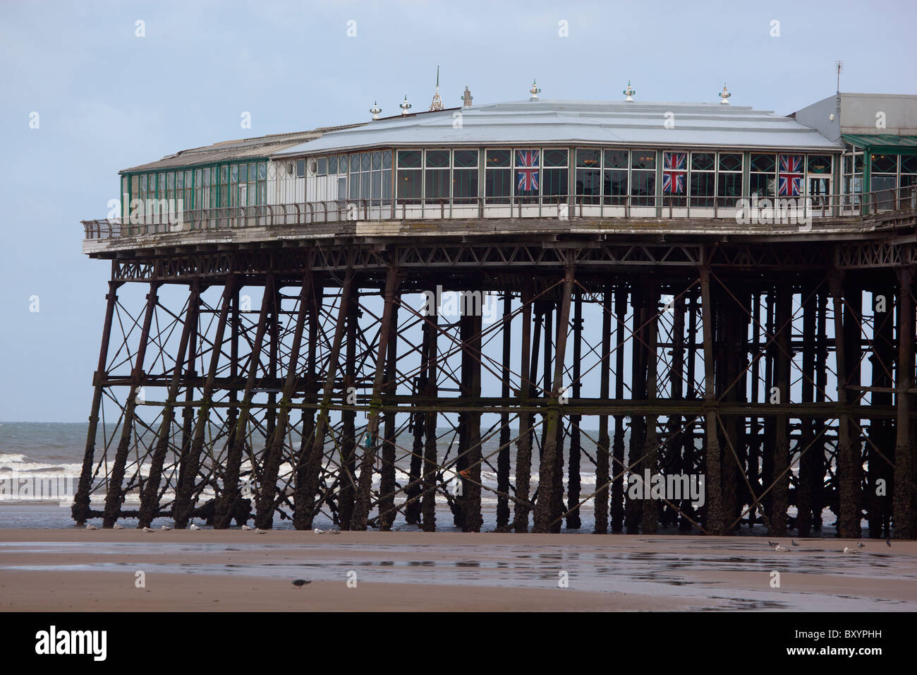 Union Jacks jack Fahnen hängen bar North Pier blackpool Stockfoto