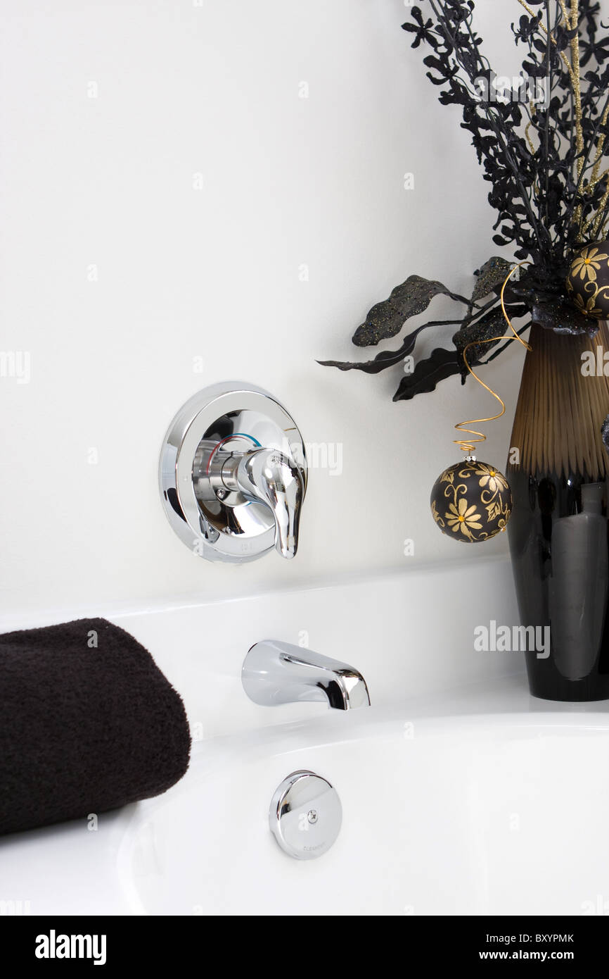 Badewanne ist für die Weihnachtszeit dekoriert. Stockfoto