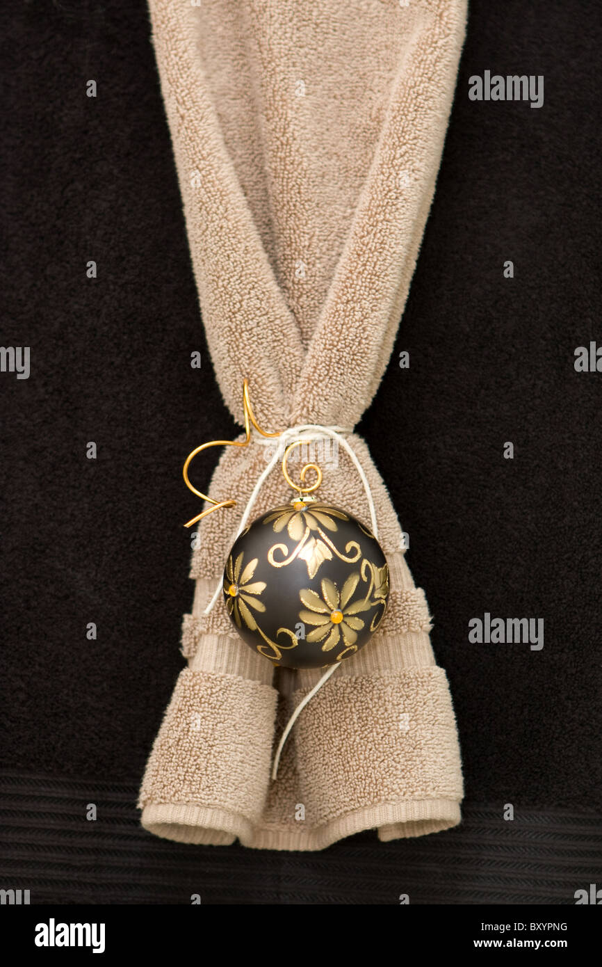 Bad Handtuch für Weihnachten dekoriert mit einer Glühbirne. Stockfoto