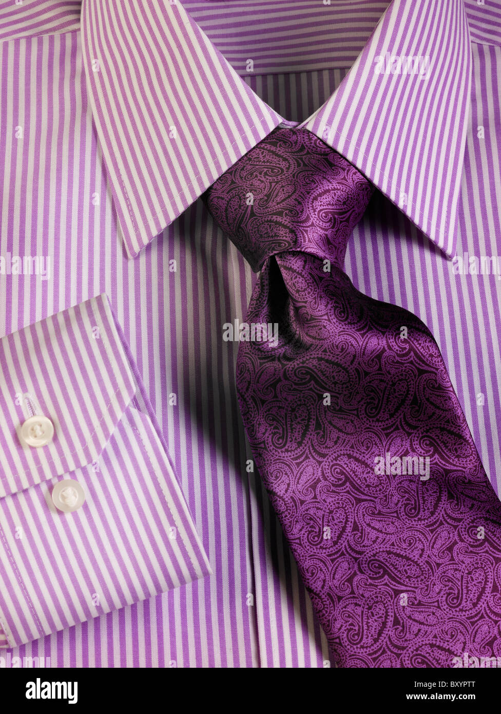 Mens lila gestreiftes Hemd und Krawatte Stockfotografie - Alamy