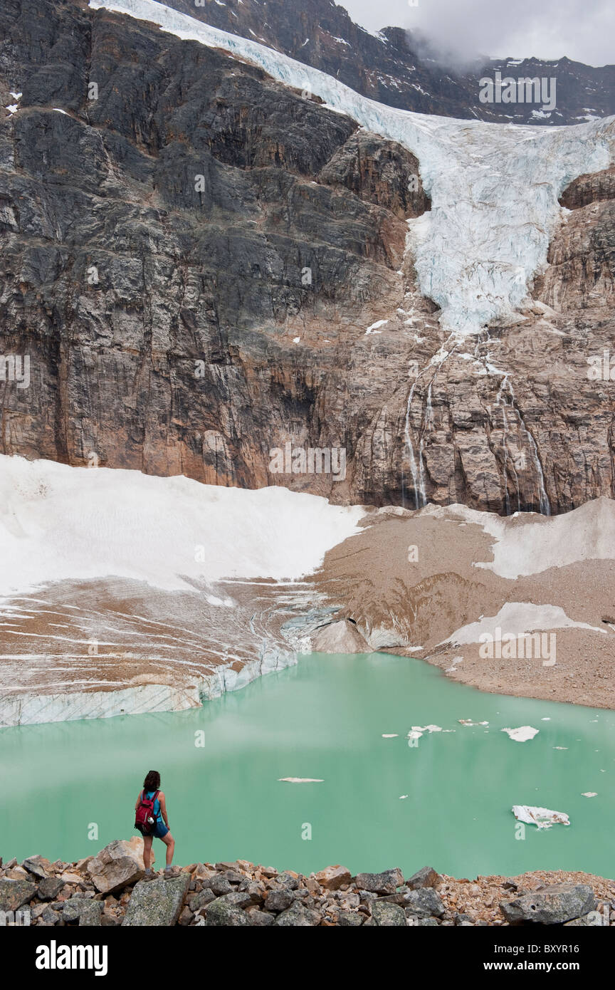 Hispanic Frau Wandern hören Gletschersee Stockfoto