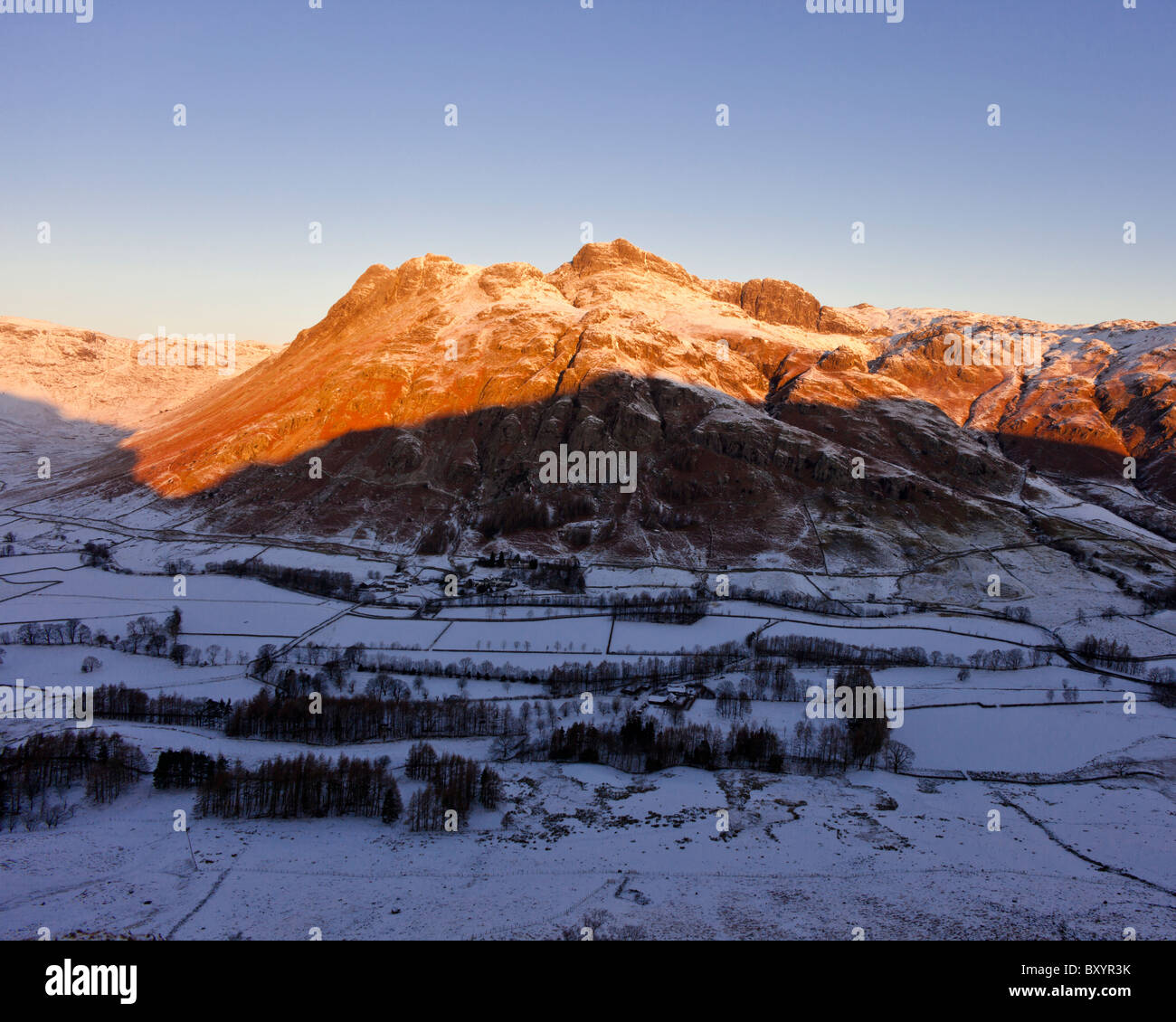 Langdale Pikes & Tal bei Sonnenaufgang, Lake District, Cumbria, UK Stockfoto