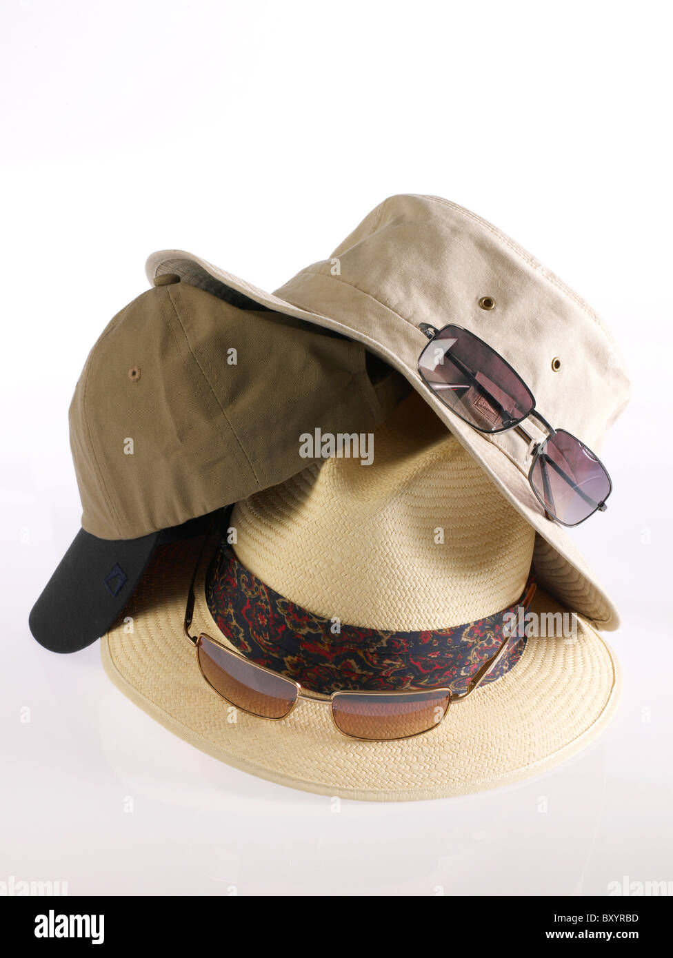 Sonnenhüte und Sonnenbrillen auf weißem Hintergrund Stockfoto