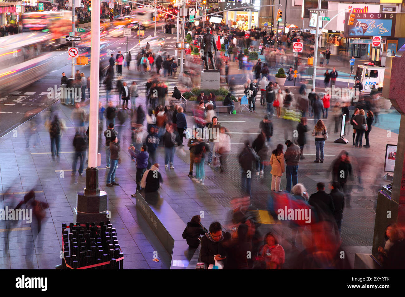 Menschen gehen, Times Square, Manhattan, New York City Stockfoto