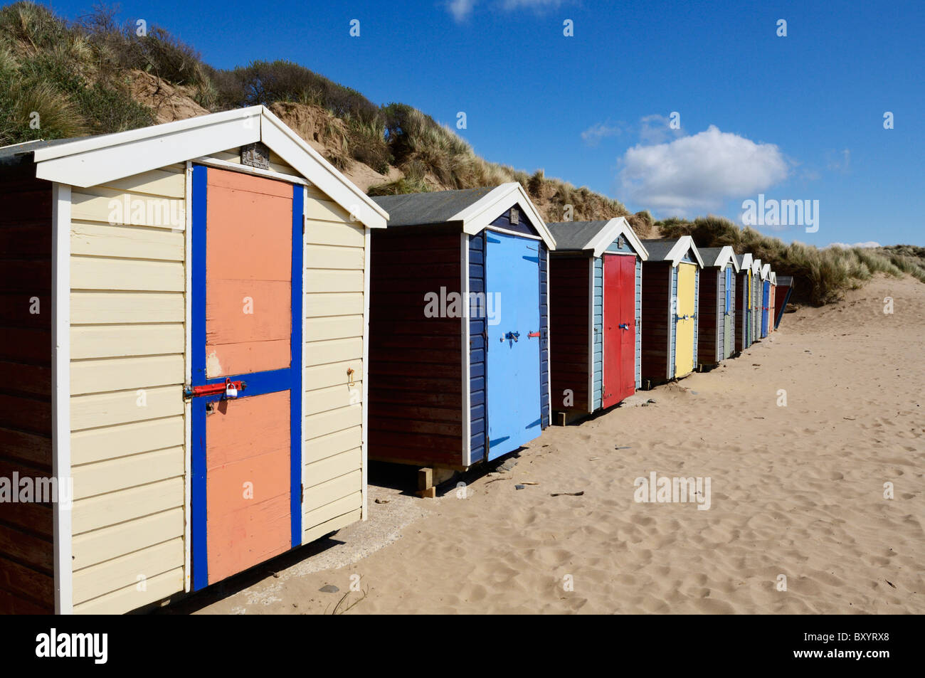 Strandhütten Saunton Sands Beach auf Saunton nahe Braunton an der Küste von Nord-Devon, England. Stockfoto
