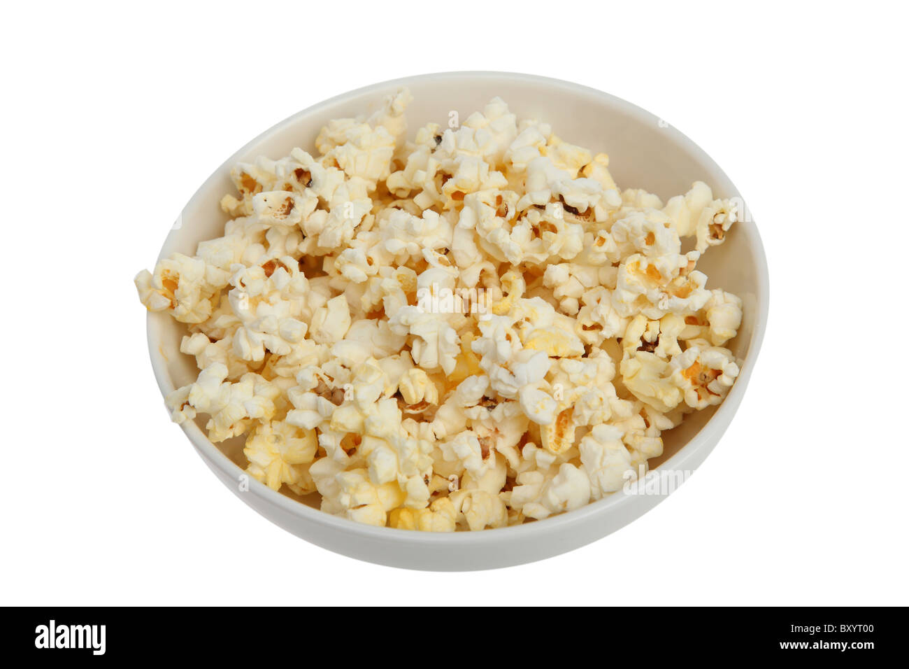 Popcorn in Schüssel auf weißem Hintergrund Stockfoto