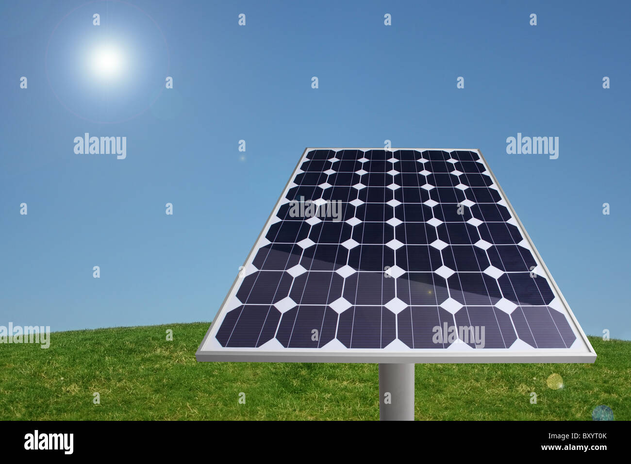Solar-Panel im Rasen mit blauem Himmel Stockfoto