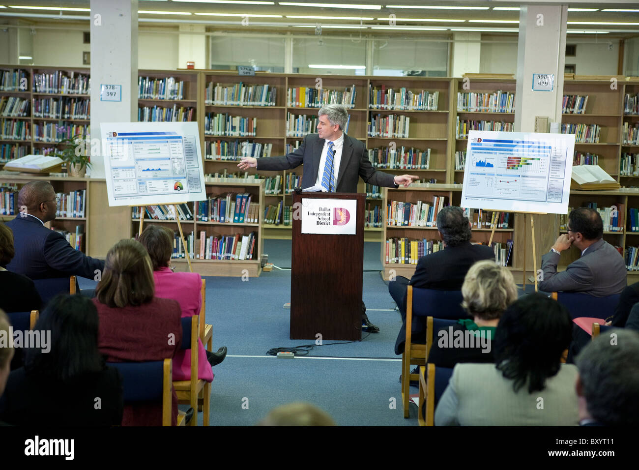 Männliche Executive von Non-Profit-Organisation macht Präsentation während der Pressekonferenz am öffentlichen Schulbibliothek in Dallas, Texas Stockfoto