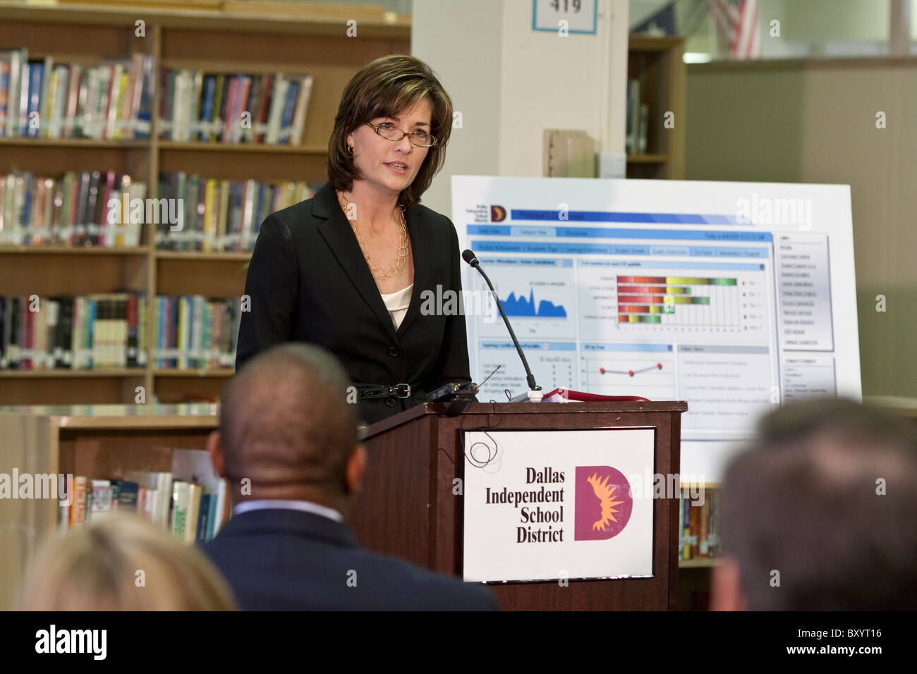 Berufstätige Frau macht Präsentation während der Pressekonferenz am öffentlichen Schulbibliothek in Dallas, Texas Stockfoto