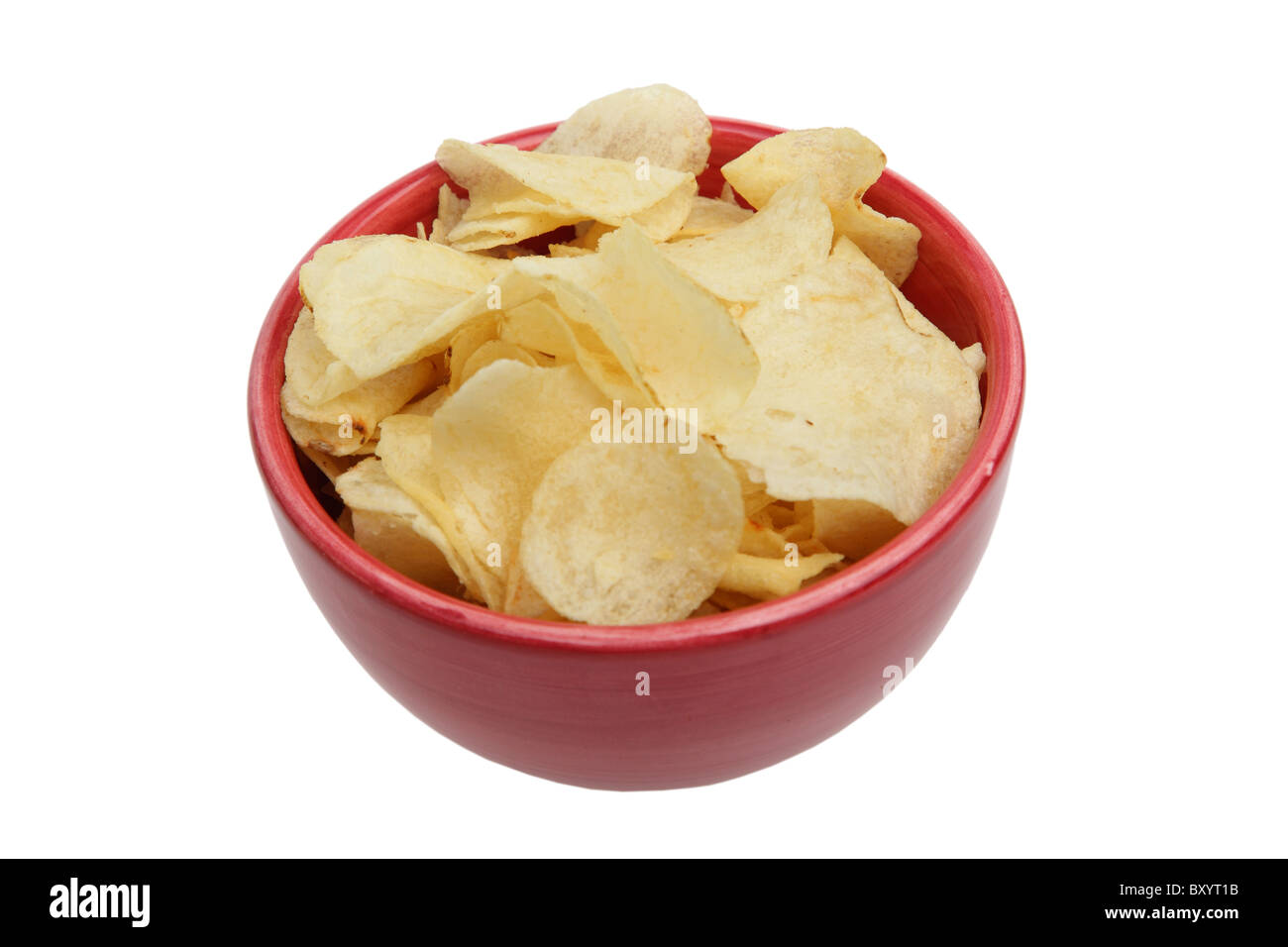 Kartoffelchips in Schüssel auf weißem Hintergrund Stockfoto